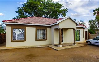 9 Bedroom House in Diamant Park