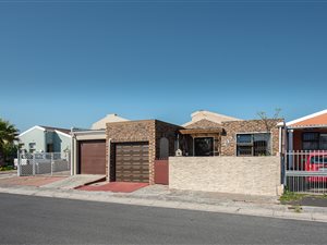 3 Bed House in Strandfontein