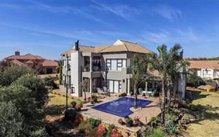 5 Bedroom House in Woodland Hills