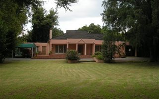 9 Bedroom House in Klippoortje