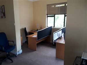 80 m² Commercial space in Essenwood
