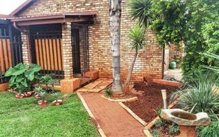 2 Bedroom House in Dorandia