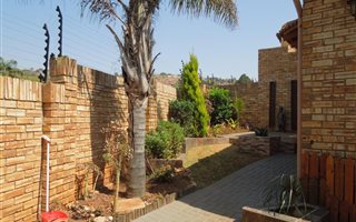 3 Bedroom Townhouse in Noordheuwel