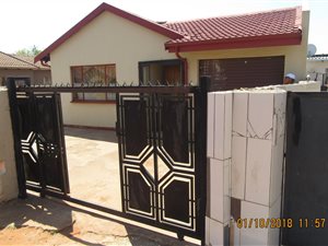 3 Bed House in Roodekop