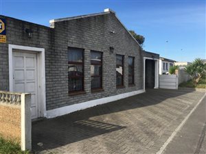 3 Bed House in Pelikan Park