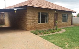 2 Bedroom Townhouse in Meiringspark