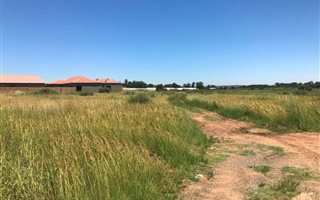 1000 m² Land available in Meiringspark