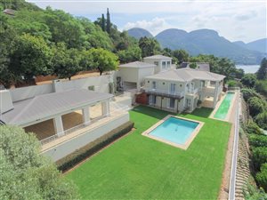 5 Bed House in Kosmos