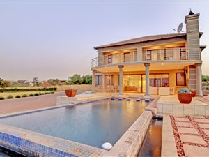 6 Bed House in Mooikloof Heights