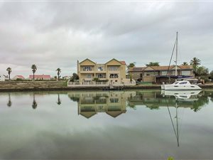 5 Bedroom House in Port Owen