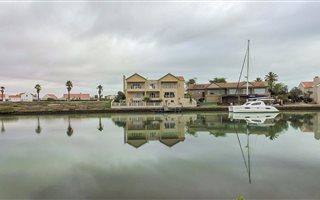 5 Bedroom House in Port Owen