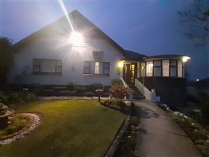9 Bed House in Greenfields