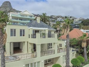 5 Bed House in Bantry Bay