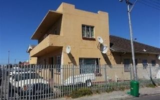 2 Bedroom Apartment in Parow Central