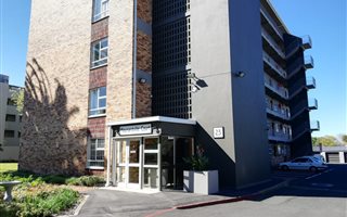 2 Bedroom Flat in Wynberg