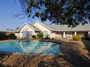 4 Bedroom House in Alphen Park