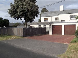 5 Bedroom House in Zeekoevlei