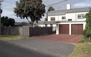 5 Bedroom House in Zeekoevlei
