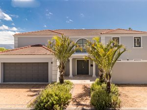 6 Bed House in Silvertree Estate