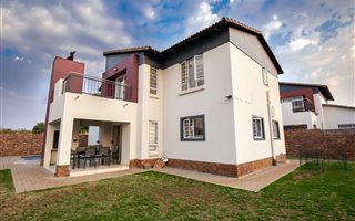 3 Bedroom House in Oukraal Estate