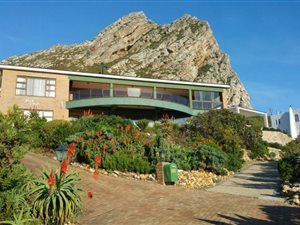 6 Bed House in Rooi Els