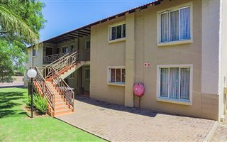 2 Bedroom Townhouse in Die Hoewes