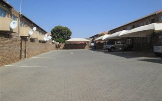 Bachelor apartment in Highveld