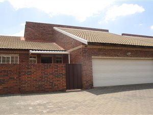 3 Bed Townhouse in Vanderbijlpark Central