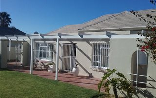 4 Bedroom House in Langerug