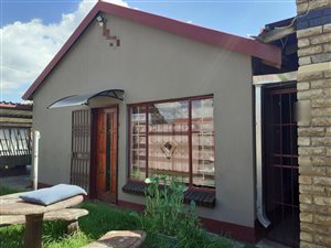6 Bed House in Selosesha