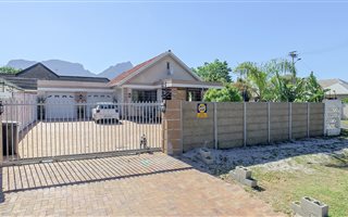 4 Bedroom House in Rondebosch