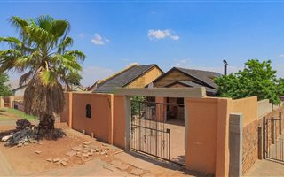 8 Bedroom House in Zakariyya Park