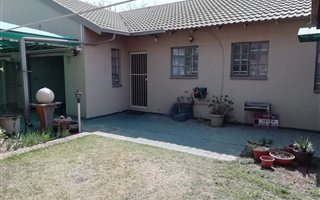 3 Bedroom Townhouse in Vanderbijlpark SE