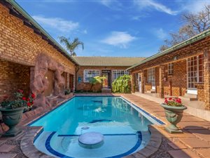 9 Bed House in Newlands