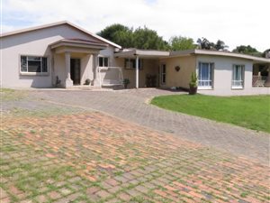 11 Bed House in Val de Grace