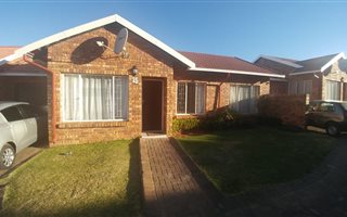 3 Bedroom Townhouse in Grobler Park