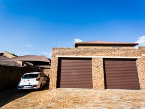 2 Bed Townhouse in Weltevreden Park