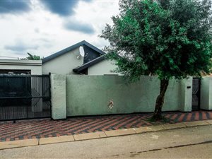 3 Bed House in Protea North