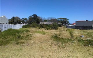 1015 m² Land available in Kleinmond