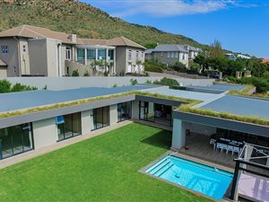 5 Bed House in Featherbrooke Estate