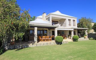 4 Bedroom House in Keurboomstrand