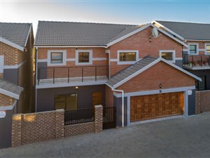 4 Bed Townhouse in Heuwelsig