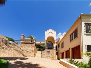 6 Bed House in Country Lane Estate
