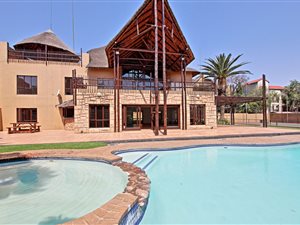 2 Bed Apartment in Pineslopes