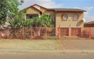 6 Bedroom House in Lenasia South