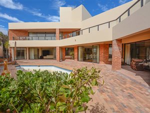 5 Bed House in Bloubergstrand