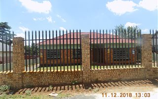 3 Bedroom House in Robertsham