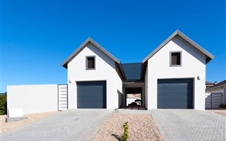 4 Bedroom House in Kraaibosch