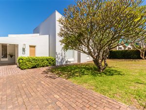 4 Bed House in Onder Papegaaiberg