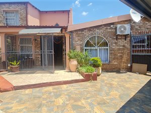 6 Bed House in Laudium